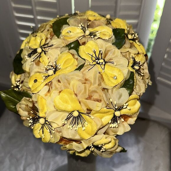 Vintage 50s/60s Yellow Floral Hat with netting that ties under chin - Picture 4 of 7